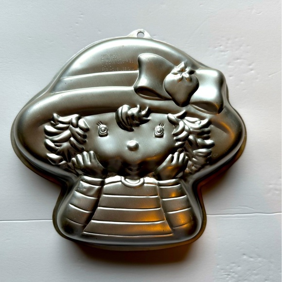 Wilton Vintage Strawberry Shortcake Character Cake Pan 2003 Approx 12”x11”x2” - Picture 1 of 6
